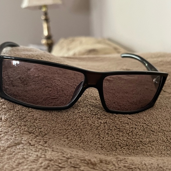 Authentic Gucci sunglasses. Perfect condition without any scratches or marks. - Picture 3 of 4